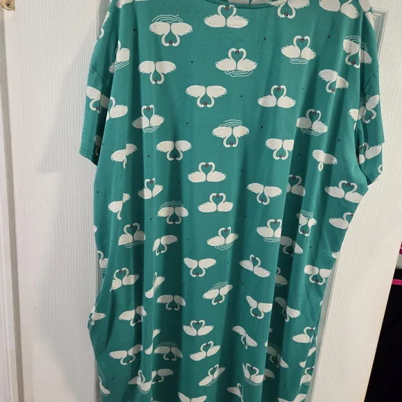 (Bundle Me!) Joysoun Green Swan Sleepshirt- Size 2X/3X - Picture 3 of 5